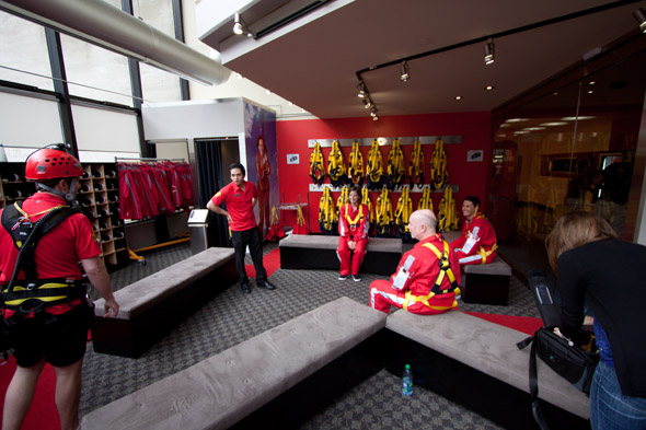 201107029-edgewalk3_lovethiscitytv