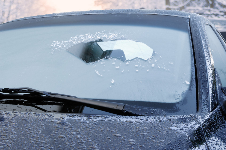 Police Handing Out Fines to Ontario Drivers for Not Defrosting Their Car