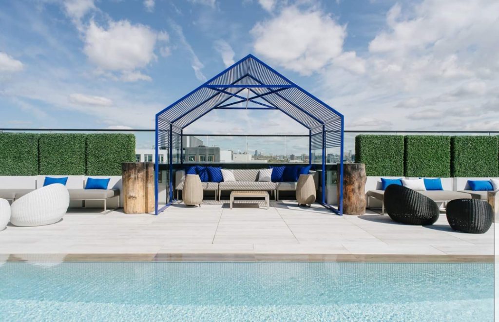 Lavelle Offers Daily Rates for Rooftop Pool